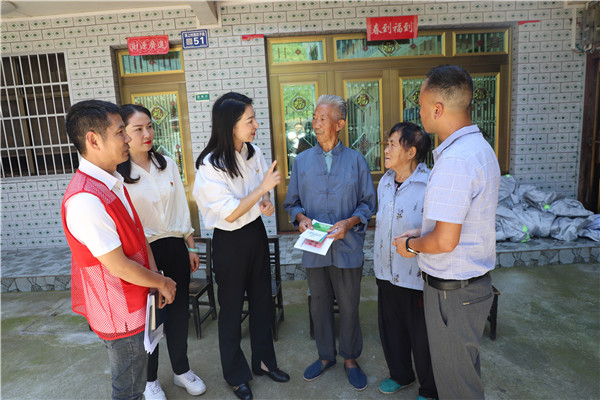 2023-8-31 貴州環(huán)交所黨支部、壩上村黨支部、貴陽產(chǎn)控集團金融務(wù)鏈上企業(yè)黨支部聯(lián)合開展主題黨日活動6.jpg