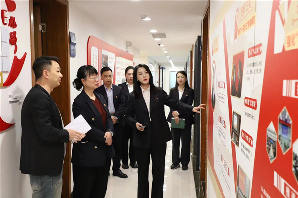 2023-11-27   貴陽產(chǎn)控集團(tuán)黨委委員、副總經(jīng)理劉志宏到貴州環(huán)交所調(diào)研并座談2.jpg