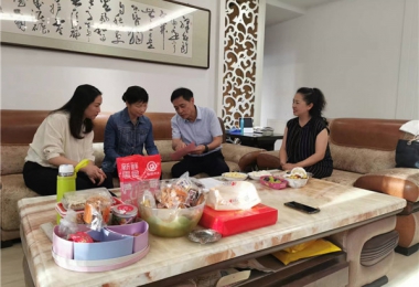 深化家企“廉”動(dòng)  弘揚(yáng)廉潔清風(fēng)——貴州陽光產(chǎn)權(quán)交易所黨委節(jié)前開展廉政家訪